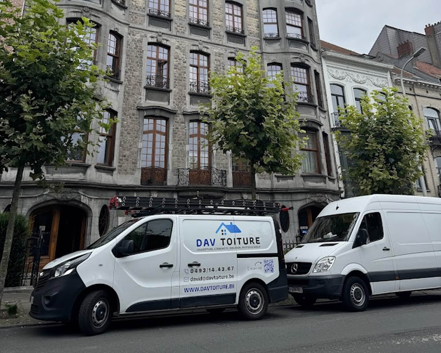 La camionnette de Dav Toiture en intervention sur un chantier dans le Bruxellois
